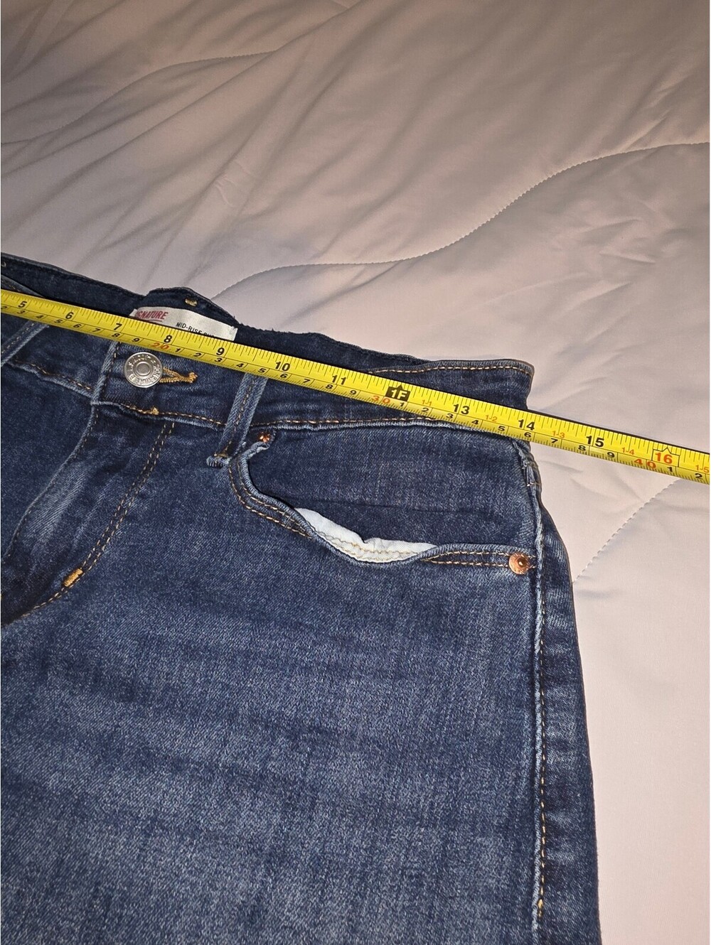 Levi's signature Women's Cuffed Denim Shorts - Size 2 - Picture 4 of 9